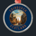 Edinburgh Schotland Retro Distress Circle Metalen Ornament<br><div class="desc">Edinburgh retro vector reisontwerp. Edinburgh is de compacte,  heuvelachtige hoofdstad van Schotland. Het heeft een middeleeuwse oude stad en een elegante Georgische nieuwe stad met tuinen en neoklassieke gebouwen.</div>