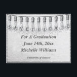 Edison gloeilamp Afstuderen Bewaar de datum Aankondigingskaart<br><div class="desc">Gefeliciteerd met u of uw afstuderen! Stuur een afstuderen om de datum briefkaart op te slaan naar uw familie en vrienden. retro geïnspireerd grafisch ontwerp heeft een reeks antiek Edison doorzichtige glazen gloeilampen. In de gloeilampen spreekt de tekst uit: Save The Date. Het ontwerp is voorzien van texturen en lijnkunstwerk...</div>
