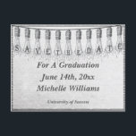 Edison gloeilamp Afstuderen Bewaar de datum Aankondigingskaart<br><div class="desc">Gefeliciteerd met u of uw afstuderen! Stuur een afstuderen om de datum briefkaart op te slaan naar uw familie en vrienden. retro geïnspireerd grafisch ontwerp heeft een reeks antiek Edison doorzichtige glazen gloeilampen. In de gloeilampen spreekt de tekst uit: Save The Date. Het ontwerp is voorzien van texturen en lijnkunstwerk...</div>