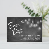 Edison Lights and Chalkboard Modern Save the Date RSVP Kaartje (Staand voorkant)
