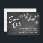 Edison Lights and Chalkboard Modern Save the Date RSVP Kaartje<br><div class="desc">In dit bruiloft-thema ontwerp heb ik een elegante, moderne kalligrafie lettertype gebruikt om een witte grafische typografie overlay met "Save the Date" te creëer. Aan beide zijden werd de achtergrond bedekt met een afbeelding met een getextureerd krijtbord. Bedekken dat is een cluster van ronde witte Edison lichten. Vul de sjabloon...</div>