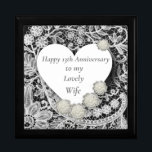 Editable 13th Wedding Jubileum, Lace Cadeaudoosje<br><div class="desc">Deze mooie geschenkdoos is ontworpen voor een dertiende trouwdag,  traditioneel kant. Het beschikt over een achtergrond van mooi Belgisch kant met witte en zwarte banners,  en bewerkbare tekst. Perfect om een speciaal cadeau te houden voor een geliefde vrouw.</div>