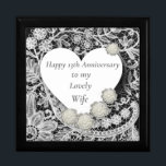 Editable 13th Wedding Jubileum, Lace Cadeaudoosje<br><div class="desc">Deze mooie geschenkdoos is ontworpen voor een dertiende trouwdag,  traditioneel kant. Het beschikt over een achtergrond van mooi Belgisch kant met witte en zwarte banners,  en bewerkbare tekst. Perfect om een speciaal cadeau te houden voor een geliefde vrouw.</div>