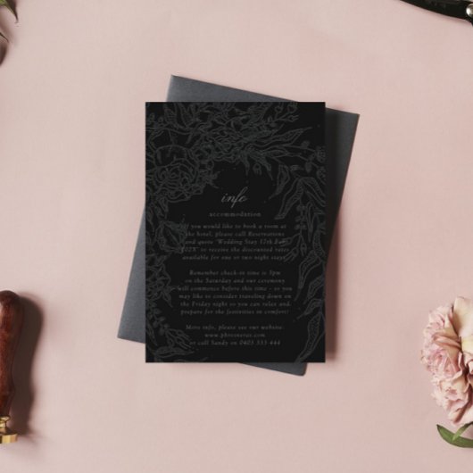 Editable Black op Black Floral Wreath Wedding Informatiekaartje