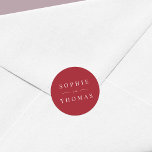 Editable Color Modern Classic Wedding Ronde Sticker<br><div class="desc">Deze bruiloft sticker kenmerkt de namen van het trouwpaar in wit tegen een editable achtergrondkleur; om het van rood in een kleur van uw keus te veranderen, klik de aanpassingsknoop. Pas het aan door de placeholder tekst te vervangen. Voor meer opties zoals om de doopvont te veranderen, is het grootte...</div>