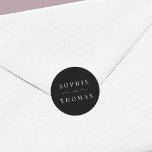 Editable Color Modern Classic Wedding Ronde Sticker<br><div class="desc">Deze bruiloft sticker kenmerkt de namen van het trouwpaar in wit tegen een editable achtergrondkleur; om het van zwarte in een kleur van uw keus te veranderen, klik de aanpassingsknoop. Pas het aan door de placeholder tekst te vervangen. Voor meer opties zoals om de doopvont te veranderen, is het grootte...</div>