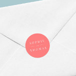 Editable Color Modern Classic Wedding Ronde Sticker<br><div class="desc">Deze bruiloft sticker kenmerkt de namen van het trouwpaar in wit tegen een editable achtergrondkleur; om het van koraal in een kleur van uw keus te veranderen, klik de aanpassingsknoop. Pas het aan door de placeholder tekst te vervangen. Voor meer opties zoals om de doopvont te veranderen, is het grootte...</div>