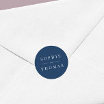 Editable Color Modern Classic Wedding Ronde Sticker<br><div class="desc">Deze bruiloft sticker kenmerkt de namen van het trouwpaar in wit tegen een editable achtergrondkleur; om het van blauw in een kleur van uw keus te veranderen, klik de aanpassingsknoop. Pas het aan door de placeholder tekst te vervangen. Voor meer opties zoals om de doopvont te veranderen, is het grootte...</div>