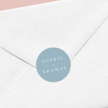 Editable Color Modern Classic Wedding Ronde Sticker<br><div class="desc">Deze bruiloft sticker kenmerkt de namen van het trouwpaar in wit tegen een editable achtergrondkleur; om het van stoffige blauw in een kleur van uw keus te veranderen, klik de aanpassingsknoop. Pas het aan door de placeholder tekst te vervangen. Voor meer opties zoals om de doopvont te veranderen, is het...</div>