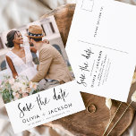 Editable Hand Lettered White sparen de Foto van de Briefkaart<br><div class="desc">Moderne en elegante foto bespaart de date bruiloft card. Sparen de kaart van de datumuitnodiging omvat witte Hand Lettertypografie en chic en eenvoudig ontwerp op een witte achtergrond die u uw aangepast afbeelding van de de foto van het verloving kunt toevoegen aan.</div>