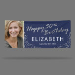 Editable Navy Blue Silver 50th Birthday Foto Spandoek<br><div class="desc">Bewerkbare banner van de vijftigste verjaardag met een elegante blauwe achtergrond voor de marine die kan worden veranderd in elke kleur,  een foto van de verjaardagsjongen/het meisje,  een stijlvolle zilveren glitter,  de woorden "gelukkige 50ste verjaardag" in een faux zilveren folie script,  hun naam en de datum.</div>