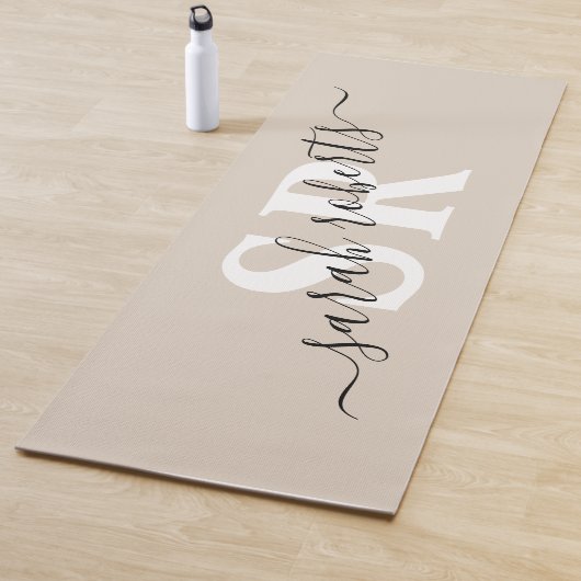 Editable professionele monogram name beige yogamat (In situ)
