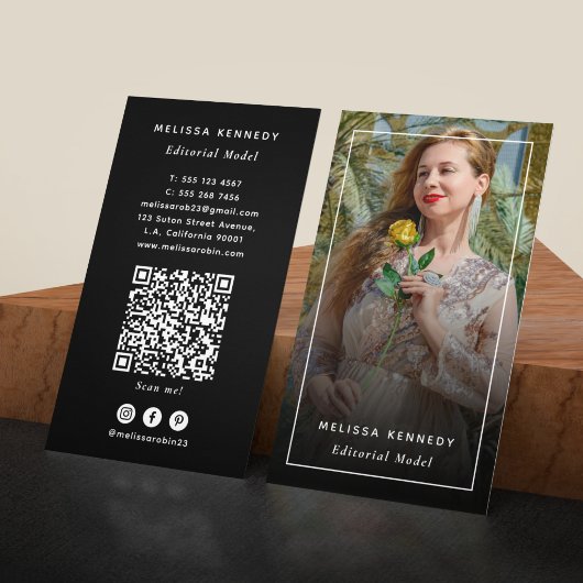 Editorial Model Foto Zwart en Wit QR Code Visitekaartje