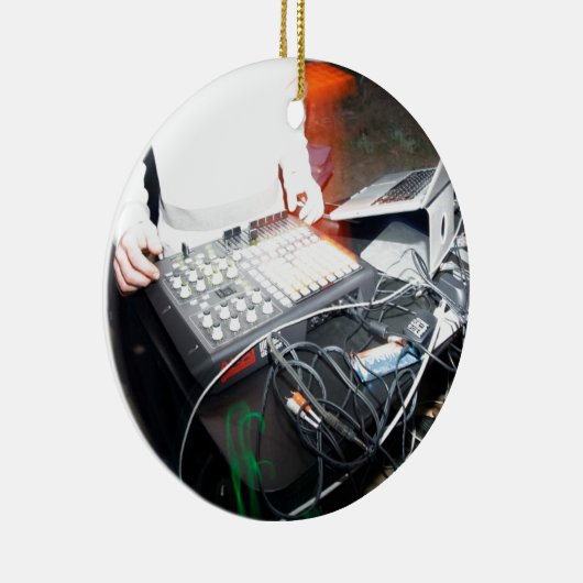 EDM DJ mengt muziek in een ondergronds show Keramisch Ornament (Rechts)