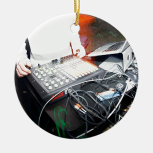 EDM DJ mengt muziek in een ondergronds show Keramisch Ornament