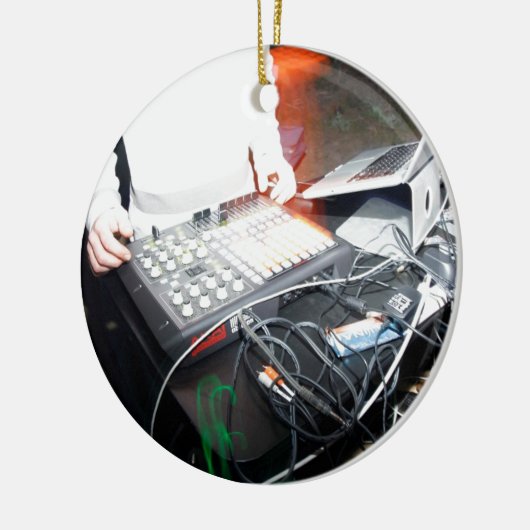 EDM DJ mengt muziek in een ondergronds show Keramisch Ornament (Links)