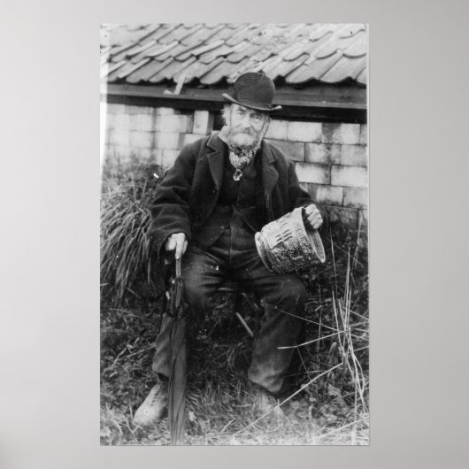 Edward Bingham houdt een van zijn Castle vast Poster (Voorkant)