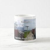 Edwin H. Gott op de mok Soo Locks (Center)