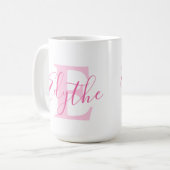 Edythe-naam die monogram roze tekst betekent koffiemok (Voorkant links)