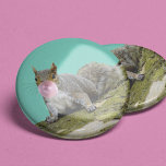 Eekhoorn blazen een Bubblegum Bubble Animal Foto Ronde Button 5,7 Cm<br><div class="desc">Voeg wat plezier toe aan je outfit met deze eigenzinnige,  maar leuke knop. De fotocollage toont een grijze eekhoorn aan de zijkant van een mossy tree die een bubbel blaast met wat roze kauwgom.</div>