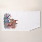 Eekhoorn die een boek leest, genesteld in bloemen badhanddoek (Badhanddoek)