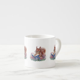 Eekhoorn die een boek leest, genesteld in bloemen espresso kop