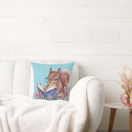 Eekhoorn die een boek leest, genesteld in bloemen kussen (Bank)