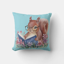 Eekhoorn die een boek leest, genesteld in bloemen kussen