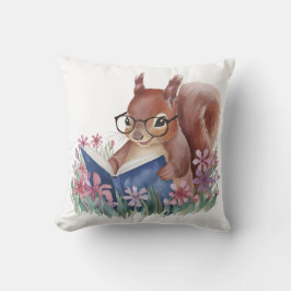 Eekhoorn die een boek leest, genesteld in bloemen kussen