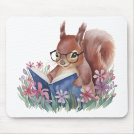Eekhoorn die een boek leest, genesteld in bloemen muismat