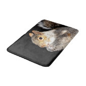 Eekhoorn die een noot eet badmat (Gekanteld)