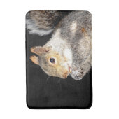 Eekhoorn die een noot eet badmat (Voorkant Verticaal)