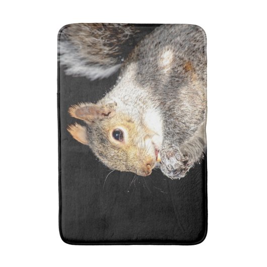 Eekhoorn die een noot eet badmat (Voorkant Verticaal)