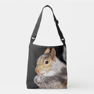 Eekhoorn die een noot eet crossbody tas