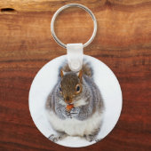 Eekhoorn die een noot eet in wintersneeuw sleutelhanger (Voorkant)