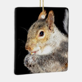 Eekhoorn die een noot eet keramisch ornament (Rechts)