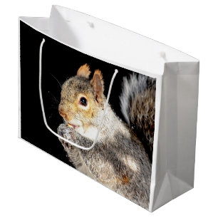 Eekhoorn die een noot eet large cadeautasje