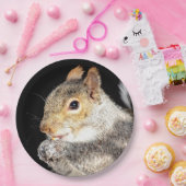 Eekhoorn die een noot eet papieren bordje (Feest)