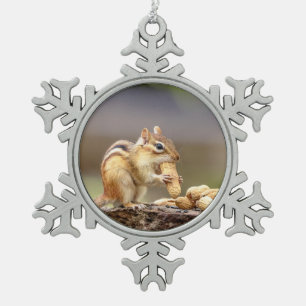 Eekhoorn die een pinda eet tin sneeuwvlok ornament