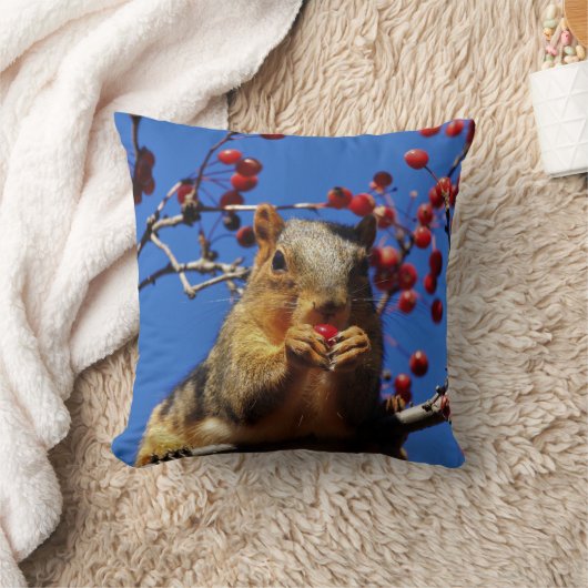 Eekhoorn die het Sierkussen van Red Berry eet (Deken)