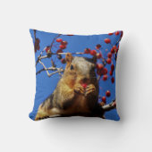 Eekhoorn die het Sierkussen van Red Berry eet (Voorkant)