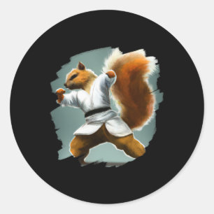 Eekhoorn doet karate trap zwarte band vechtsporten ronde sticker