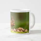eekhoorn eet noot grote koffiekop (Voorkant rechts)