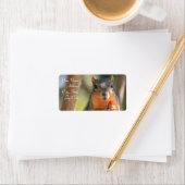 Eekhoorn Holding Cheese Puff Adresetiketten Etiket (Insitu)