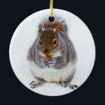 Eekhoorn in de winter keramisch ornament<br><div class="desc">Schattige eekhoorn die een moer in de sneeuw eet op kerstwinterse decoratie.</div>
