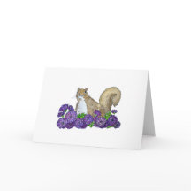 Eekhoorn in paarse bloemen