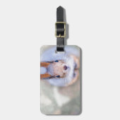 Eekhoorn kijkt van onder naar je bagagelabel (Voorkant verticaal)