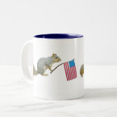 Eekhoorn met Amerikaanse vlag-Mok Tweekleurige Koffiemok (Voorkant links)