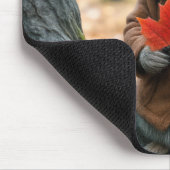 Eekhoorn met een rood esdoornblad muismat (Hoek)