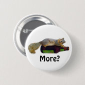 Eekhoorn met lege bierfles ronde button 5,7 cm (Voorkant /achterkant)